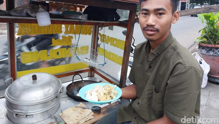 Arif saat berjualan siomai dan batagor di Jalanan Cirebon.