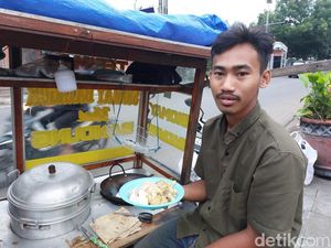 Siomai, Skripsi, dan Mimpi: Perjalanan Arif Menuju Sukses