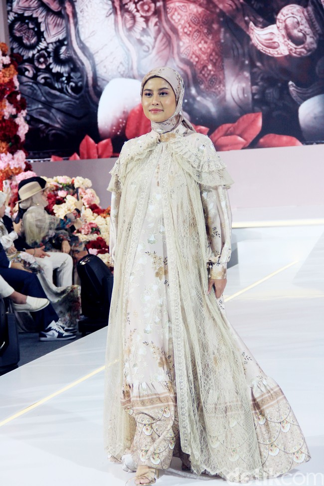 Karin Novilda atau Awkarin tampil dalam fashion show koleksi baju Lebaran 2025 dari Shella Saukia yang digelar di Gandaria City, Jakarta Selatan. Foto: Mohammad Abduh/detikcom