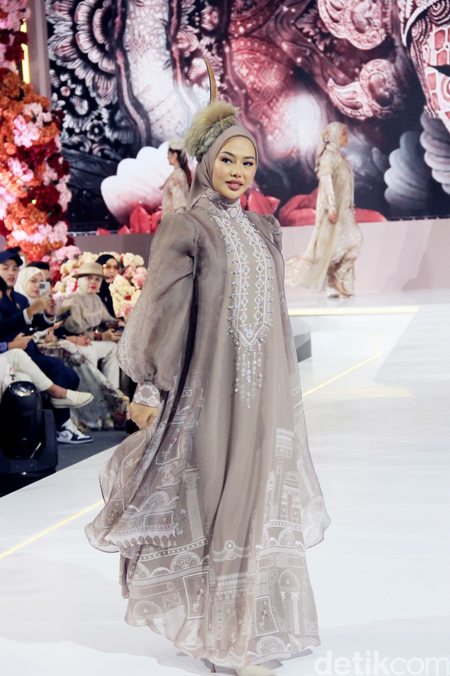 Dara Arafah tampil dalam fashion show koleksi baju Lebaran 2025 dari Shella Saukia yang digelar di Gandaria City, Jakarta Selatan. Foto: Mohammad Abduh/detikcom