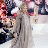 Dara Arafah tampil dalam fashion show koleksi baju Lebaran 2025 dari Shella Saukia yang digelar di Gandaria City, Jakarta Selatan. Foto: Mohammad Abduh/detikcom