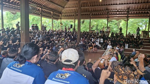 Suasana audiensi antara DPRD dengan BEM Unud dan pengguna Trans Metro Dewata di Wantilan DPRD Propinsi Bali (27/2/2025). (Fabiola Dianira)