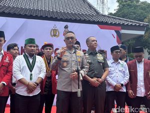 Baksos Polri Presisi, Polda Jatim Bagikan Ribuan Paket Sembako