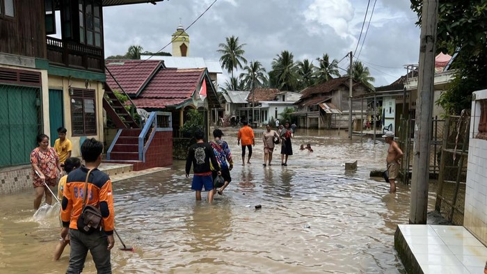Banjir di Desa Suka Menang akibat luapan Sungai Rupit di Muratara