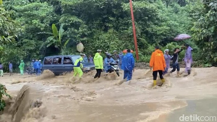 Banjir di Solok, satu dari lijma daerah  Sumatera Barat yang dilanda bencana