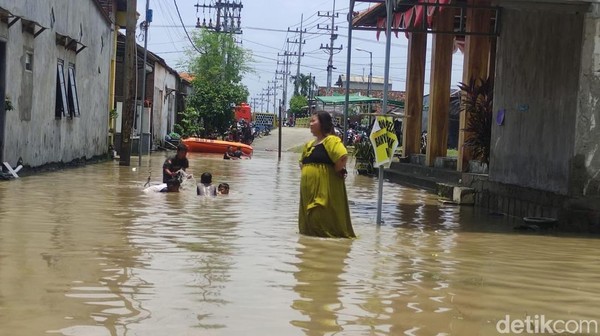 Banjir Masih Mengenangi Ratusan Rumah di Sidoarjo Dampak Luapan Kalimas