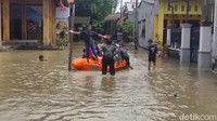 Ketinggian air mencapai 60 hingga 125 cm, menggenangi ratusan rumah sejak Selasa (25/2) dini hari sekitar pukul 01.30 WIB.