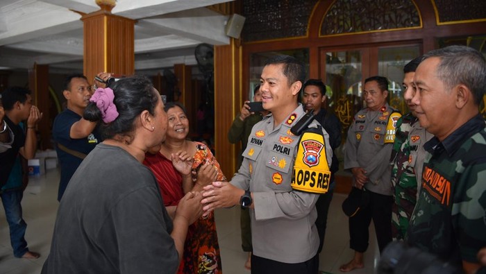 Bantuan dari Kapolres Gresik untuk korban banjir