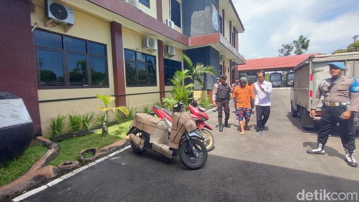 Barang bukti kasus pencurian saat dihadirkan dalam jumpa pers kasus curanmor di Mapolres Kulon Progo, Kamis (27/2/2025).
