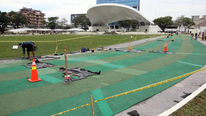 Pekerja menyelesaikan perbaikan Lapangan Merdeka Medan, Sumatera Utara, Kamis (27/2/2025). Sejumlah jalur lari berbahan karet sintetis di lapangan itu sempat rusak pascadiresmikan oleh Wali Kota Medan Bobby Nasution pada 19 Februari 2025. ANTARA FOTO/Yudi Manar/nym.