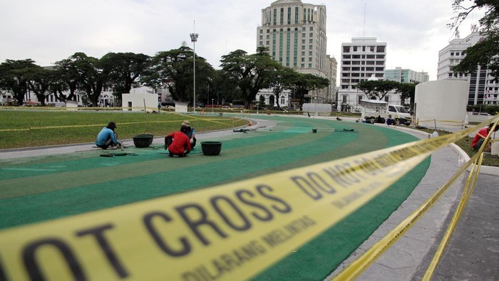 Pekerja menyelesaikan perbaikan Lapangan Merdeka Medan, Sumatera Utara, Kamis (27/2/2025). Sejumlah jalur lari berbahan karet sintetis di lapangan itu sempat rusak pascadiresmikan oleh Wali Kota Medan Bobby Nasution pada 19 Februari 2025. ANTARA FOTO/Yudi Manar/nym.