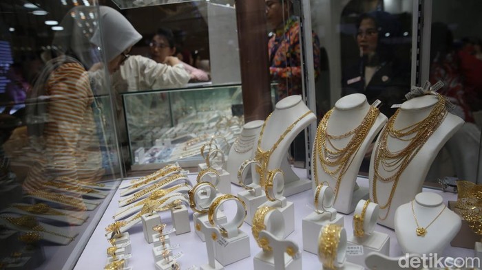 Berburu Perhiasan Cantik di Jakarta International Jewellery Fair 2024 Pengunjung melihat perhiasan pada pameran Jakarta International Jewellery Fair 2025 di Jakarta Convention Center (JCC), Jakarta, Kamis (27/2/2025).