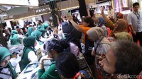 Pameran ini ramai dikunjungi penggemar perhiasan.