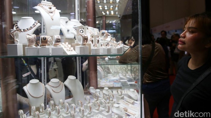 Berburu Perhiasan Cantik di Jakarta International Jewellery Fair 2024 Pengunjung melihat perhiasan pada pameran Jakarta International Jewellery Fair 2025 di Jakarta Convention Center (JCC), Jakarta, Kamis (27/2/2025).