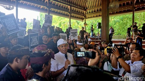 Ketua DPRD Provinsi Bali, Dewa Made Mahayadnya menyatakan akan segera mengaktifkan kembali bus TMD, Kamis (27/2/2025). (Fabiola Dianira)