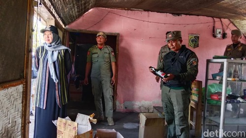 Camat Labuhan Haji dan Satpol PP Lombok Timur ketika mengamankan minuman keras di salah satu warung di Kawasan Wisata Pantai Labuhan Haji, Lombok Timur, Kamis (27/02/2025).