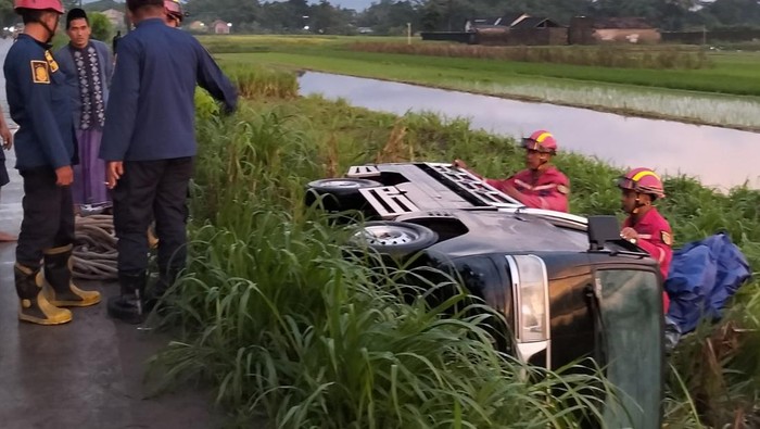 Damkar dan warga mengevakuasi mobil masuk sawah Druju Desa Gatak, Kecamatan Ngawen, Klaten.