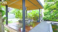 Di area outdoor, ada meja makan yang biasa dipakai sambil bersantai. Ditemani dengan pemandangan tanaman hijau dan kolam ikan. Foto: Dapur rumah Putri Zulhas
