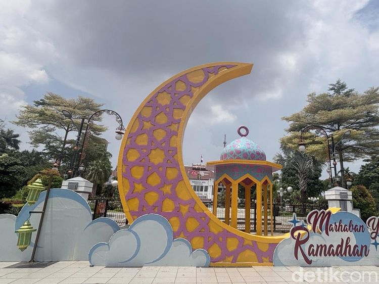 Ornamen Sambut Ramadan di Surabaya