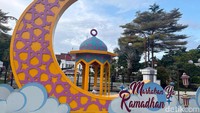 Pantauan detikJatim, dekorasi bertuliskan Marhaban Ya Ramadhan telah terpasang di depan Balai Kota dan Balai Pemuda Surabaya. Ukuran tingginya mencapai 5 meter.