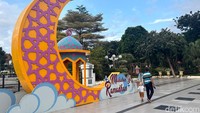 Kepala Bidang Pengendalian Pencemaran dan Pengelolaan Keanekaragaman Hayati, DLH Kota Surabaya, Myrna Augusta menyebut, dekorasi itu telah terpasang di tiga lokasi dan rencananya akan ditambah ke dua lokasi lainnya.