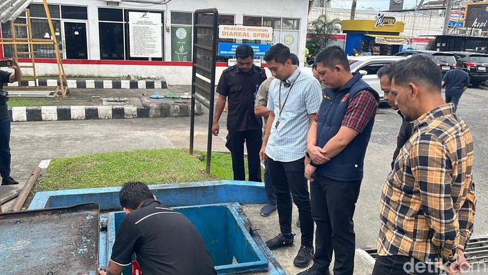 Ditreskrimsus Polda Sumut saat melakukam sidak di sejumlah SPBU. (Foto: Finta Rahyuni/detikSumut).