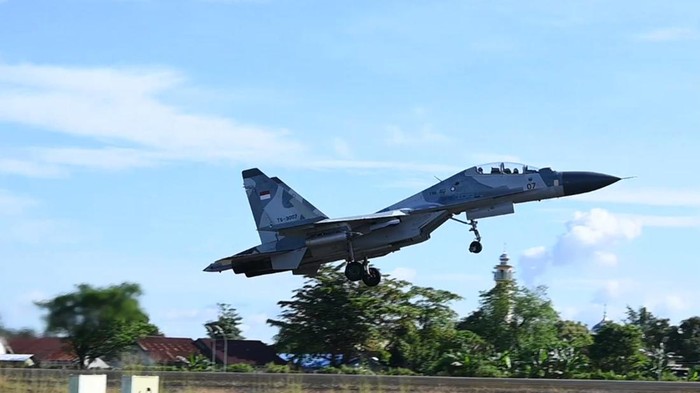 Dua Jet Tempur Sukhoi SU-27/30 Unjuk Kemampuan di Langit Makassar Dua Jet tempur Sukhoi SU-27/30 dari Skadron Udara 11 Lanud Sultan HasanuddinΒ berhasil menghancurkan sasaran strategisΒ kekuatan militer musuh. Kedua jet tempur Sukhoi SU-27/30 lepas landas dari Lanud Sultan Hasanuddin untuk melaksanakan misi serangan udara strategis terhadap target kekuatan militer musuh seperti radar dan pos komando kendali yang berada di Air Weapon Range (AWR) Kabupaten Takalar, Rabu (26/2/2025).