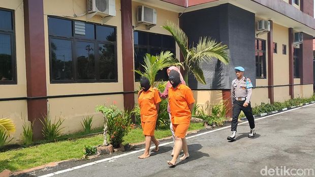 Dua tersangka VIN dan SIL saat dibawa polisi mengikuti jumpa pers kasus penggelapan dana koperasi di Mapolres Kulon Progo, Kamis (27/2/2025)