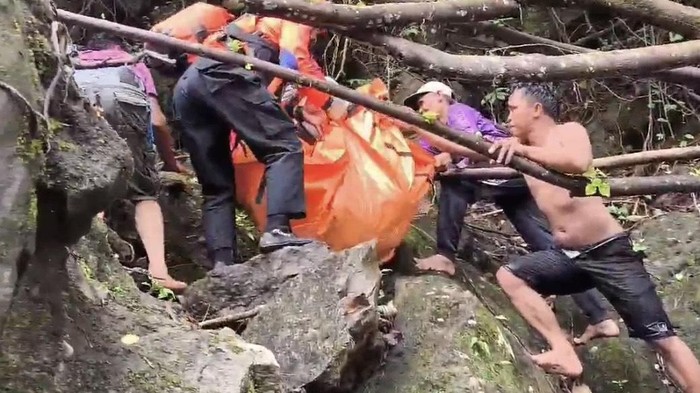 Evakuasi bocah tewas usai jatuh di Sungai DAM Bakaru Pinrang.