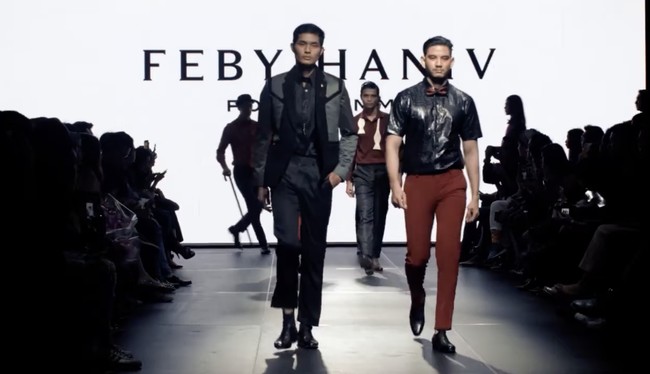 Feby kembali mempertegas eksistensinya sebagai desainer busana pria di Plaza Indonesia Mens Fashion Week (PIMFW) 2016. Tampil pada hari pertama PIMFW, karyanya masih bisa disaksikan di YouTube Plaza Indonesia.  (Foto: YouTube/Plaza Indonesia)