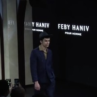 Feby kemudian menerima kiriman uang dalam jumlah besar. Namun, tak disebut uang digunakan untuk mempersiapkan peragaan busana yang mana. Pada akhir September 2017, Feby kembali memamerkan karyanya di PIMFW 2017. (Foto: YouTube/Plaza Indonesia)