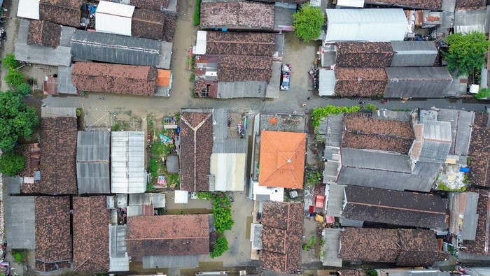 Foto Udara Banjir Luapan Sungai Terjang Desa di Sidoarjo Foto udara banjir merendam Desa Tempel, Krian, Sidoarjo, Jawa Timur, Kamis (27/2/2025). Badan Penanggulangan Bencana Daerah (BPBD) Kabupaten Sidoarjo melaporkan sebanyak 438 unit rumah di Kecamatan Krian terendam banjir akibat meluapnya Kali Mas yang disebabkan oleh curah hujan tinggi dan banjir juga melanda beberapa desa di kecamatan lain yang berada di dekat sungai, seperti Kecamatan Candi, Tanggulangin, Sidoarjo, Balongbendo, dan Porong. ANTARA FOTO/Umarul Faruq/nym.