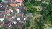 Badan Penanggulangan Bencana Daerah (BPBD) Kabupaten Sidoarjo melaporkan sebanyak 438 unit rumah di Kecamatan Krian terendam banjir akibat meluapnya Kali Mas.