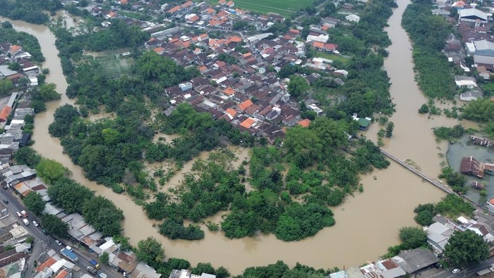 Foto Udara Banjir Luapan Sungai Terjang Desa di Sidoarjo Foto udara banjir merendam Desa Tempel, Krian, Sidoarjo, Jawa Timur, Kamis (27/2/2025). Badan Penanggulangan Bencana Daerah (BPBD) Kabupaten Sidoarjo melaporkan sebanyak 438 unit rumah di Kecamatan Krian terendam banjir akibat meluapnya Kali Mas yang disebabkan oleh curah hujan tinggi dan banjir juga melanda beberapa desa di kecamatan lain yang berada di dekat sungai, seperti Kecamatan Candi, Tanggulangin, Sidoarjo, Balongbendo, dan Porong. ANTARA FOTO/Umarul Faruq/nym.
