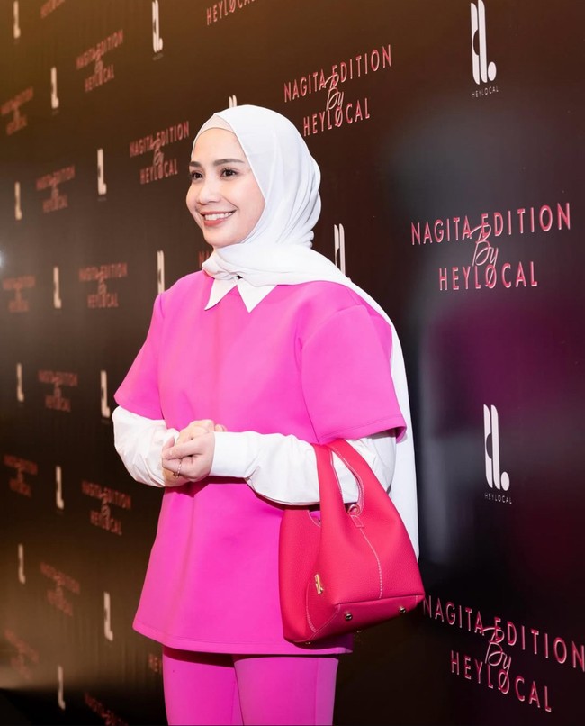 Dalam acara memperkenalkan produk terbaru, wanita yang akrab disapa Gigi itu mengenakan hijab pashmina putih dilengkapi dengan inner hijab bahan kaus. Foto: dok. Instagram @raffinagita1717.