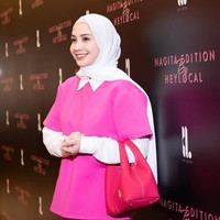 Dalam acara memperkenalkan produk terbaru, wanita yang akrab disapa Gigi itu mengenakan hijab pashmina putih dilengkapi dengan inner hijab bahan kaus. Foto: dok. Instagram @raffinagita1717.