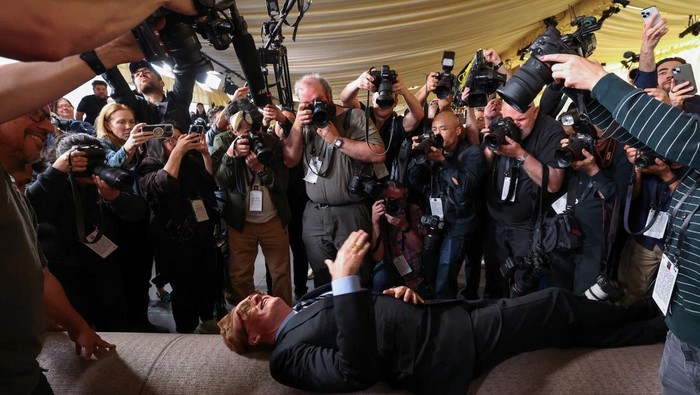 Academy Awards host Conan O'Brien lies over the red carpet during its rollout for the 97th Academy Awards in Los Angeles, California, U.S., February 26, 2025. REUTERS/Mario Anzuoni