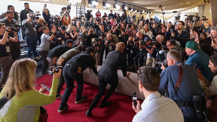 Academy Awards host Conan O'Brien pushes the red carpet during its rollout for the 97th Academy Awards in Los Angeles, California, U.S., February 26, 2025. REUTERS/Mario Anzuoni