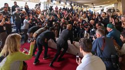 Gaya Pembawa Acara Conan OBrien Ikut Bantu Gelar Karpet Merah Oscar Gaya Pembawa Acara Conan OBrien Ikut Bantu Gelar Karpet Merah Oscar