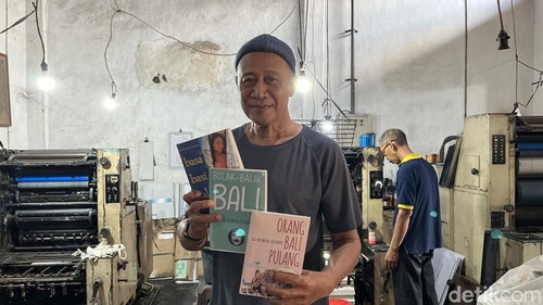 Gde Aryantha Soethama menunjukkan beberapa buku karyanya yang diterbitkan melalui penerbit Prasasti. (Foto: Rizki Setyo Samudero/detikBali)