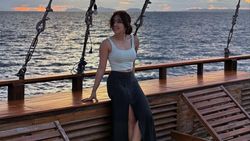 Potret Gisel Menikmati Golden Hour di Raja Ampat