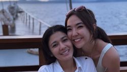 Potret Gisel Menikmati Golden Hour di Raja Ampat