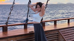Gisel berpose di atas kapal yang digunakannya berlayar selama liburan. Foto: Instagram Gisel