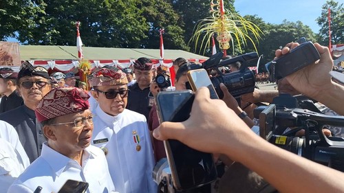 Gubernur Bali, Wayan Koster, saat dijumpai wartawan seusai memimpin upacara HUT Kota Denpasar ke-237 di Lapangan Lumintang, Kamis (27/2/2025). (Karsiani Putri/detikBali)