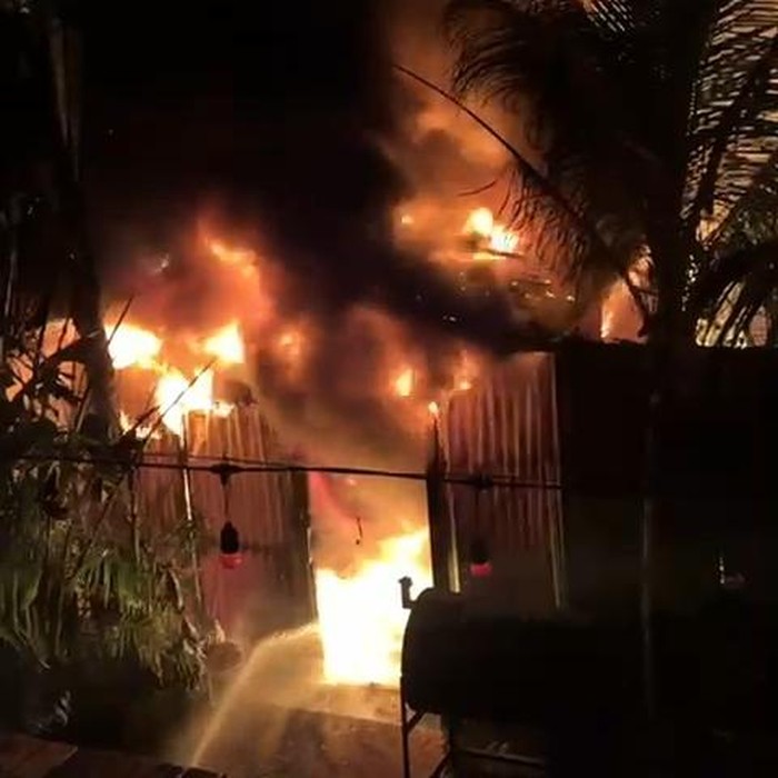 Gudang sebuah restoran di kawasan Pecatu, Kuta Selatan, Badung, Bali, dilalap si jago merah pada Kamis (27/2/2025) malam. (Foto: Dok. Istimewa)