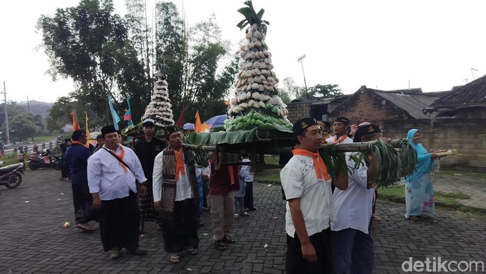 gunungan apem ki ageng gribig
