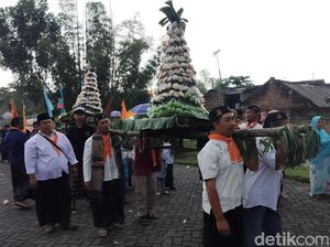 Warga Kota Malang Arak Gunungan Apem Sambut Ramadan