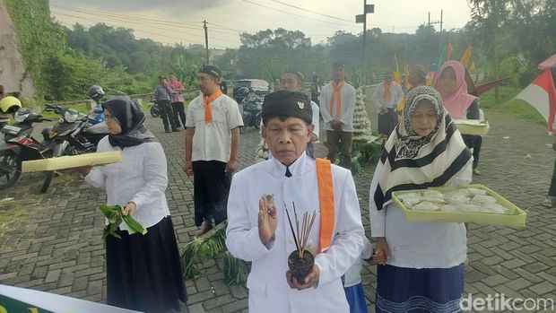 gunungan apem ki ageng gribig