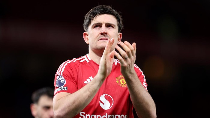 MANCHESTER, ENGLAND - FEBRUARY 26: Harry Maguire of Manchester United acknowledges the fans after the Premier League match between Manchester United FC and Ipswich Town FC at Old Trafford on February 26, 2025 in Manchester, England. (Photo by Alex Livesey/Getty Images)
