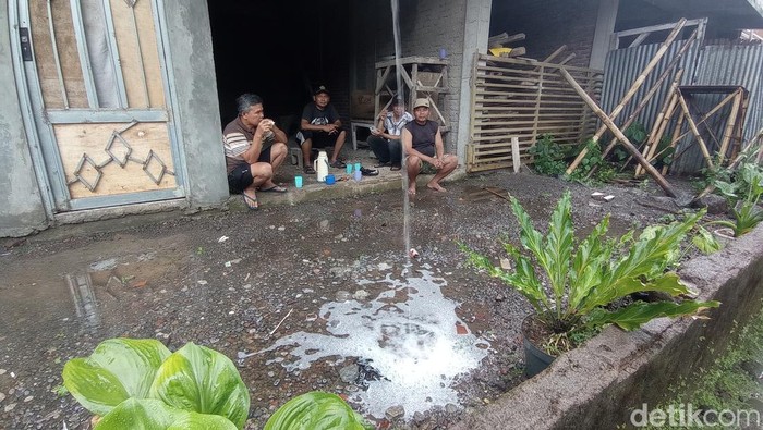 Heboh hujan sabun di Kampung Cipicung Kecamatan Cihideung Kota Tasikmalaya.